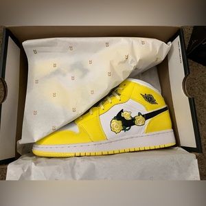 Air Jordan 1 Mid SE (GS) (new) rose patch